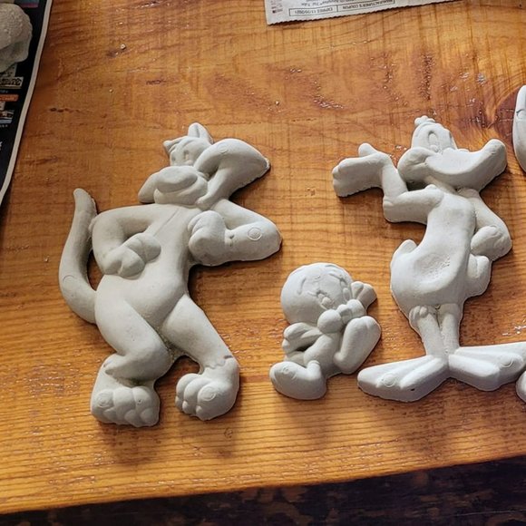 Looney Tune 6 pcs cement unpaintd - Picture 1 of 3